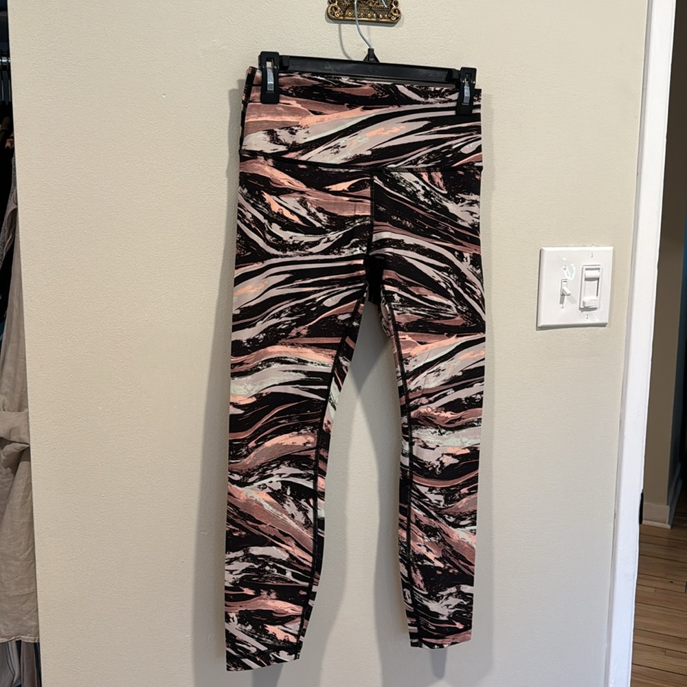 LULULEMON Wave Pattern Legging in Pink, Gray, and Black sz 8 EUC - Picture 2 of 6
